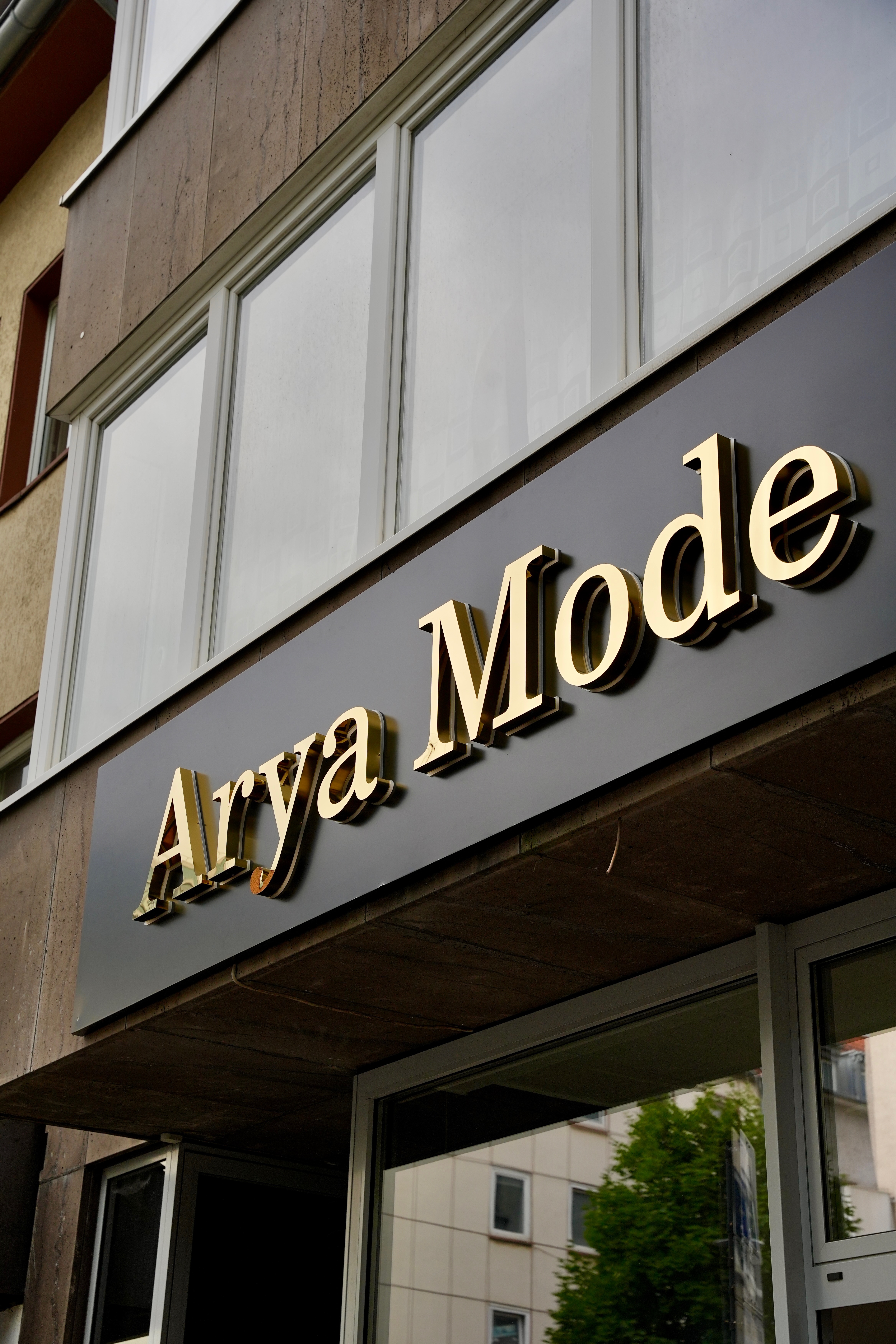 Außenansicht des Ladens Arya Mode mit goldener Beschriftung