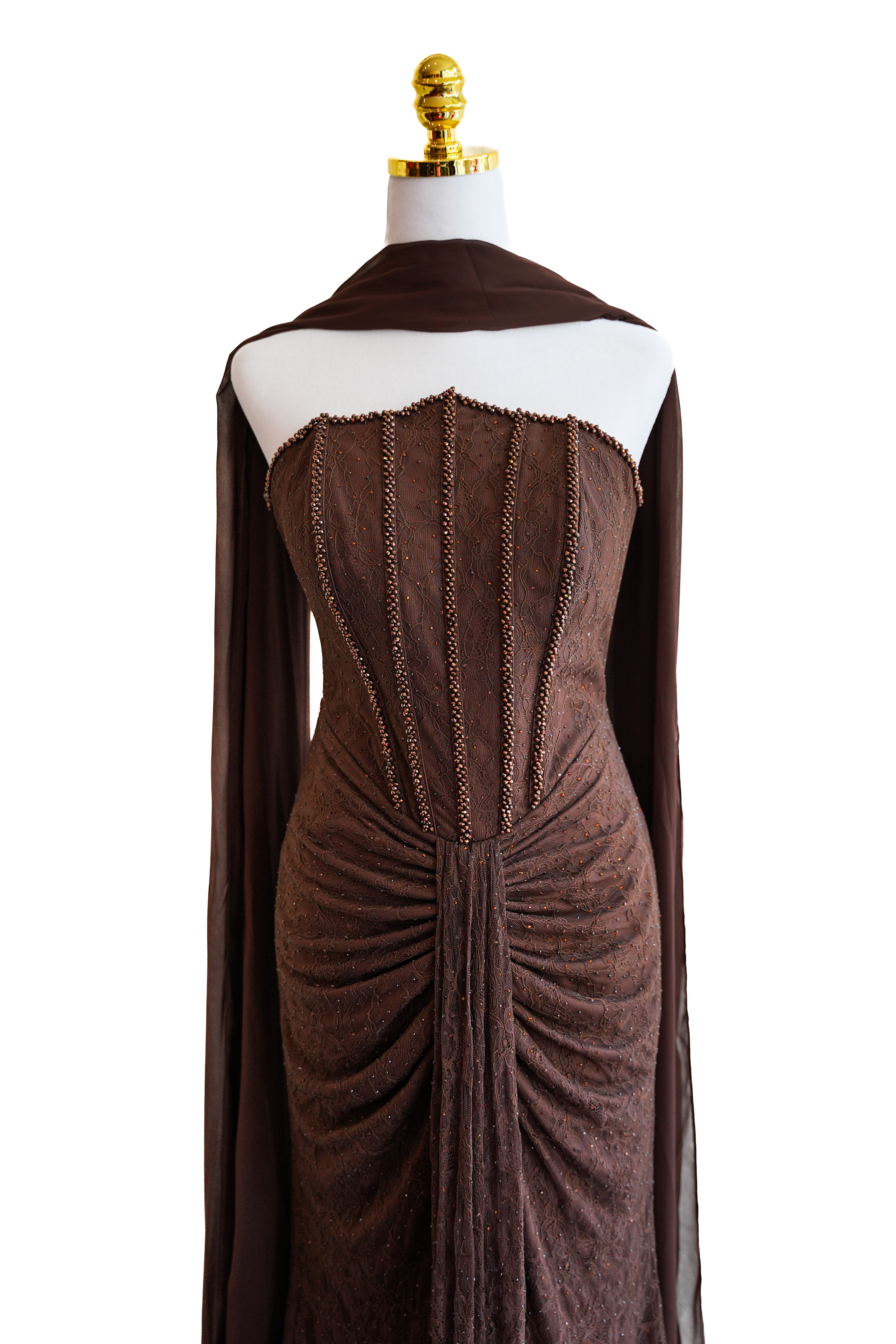 Braunes Abendkleid mit Rückendetail und Perlenbesatz